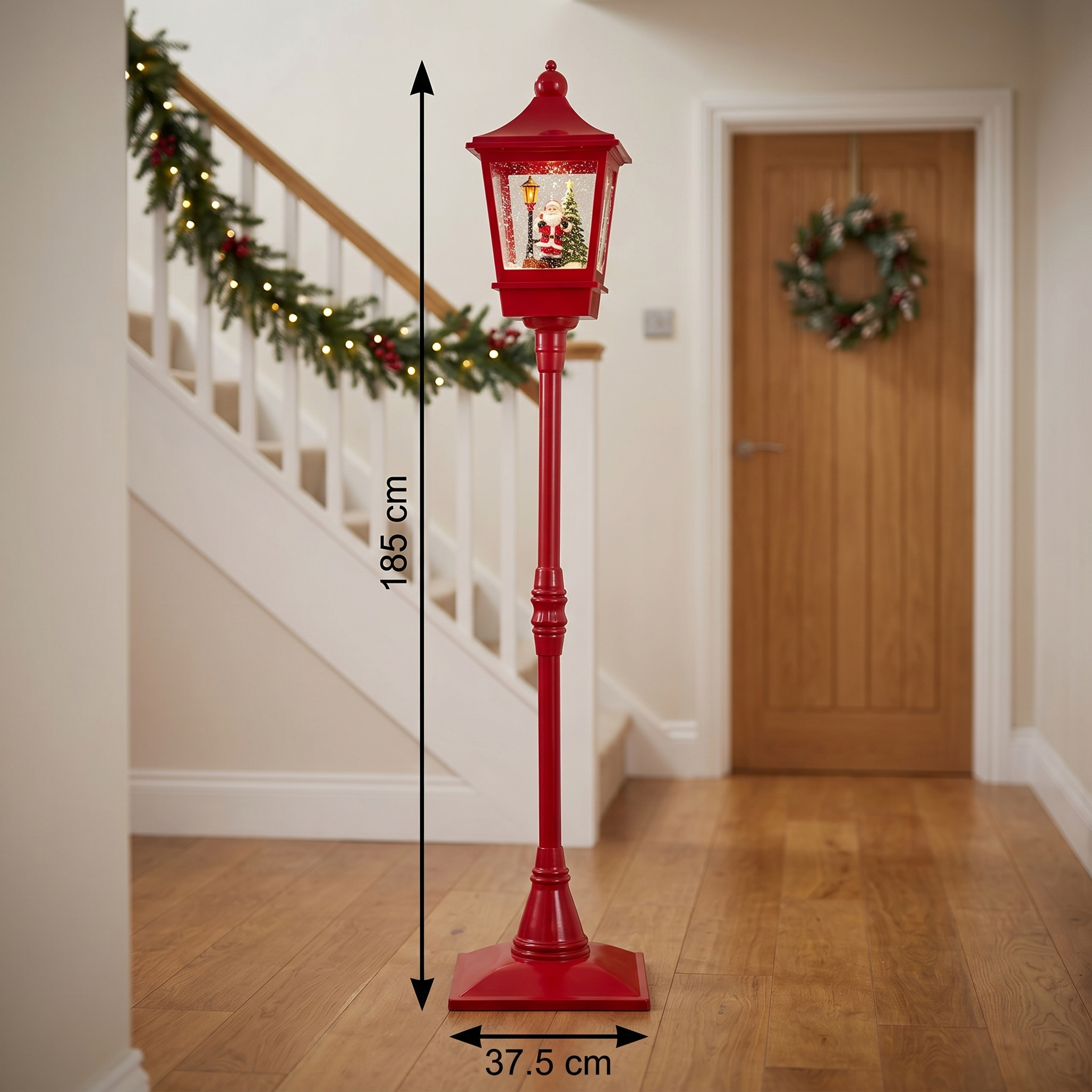 Zauberhafte Weihnachtslaterne in rot mit Schneeeffekt und Licht, für den Indoor Gebrauch, Größe 37,5 x 37,5 x 185 cm, im Flur platziert