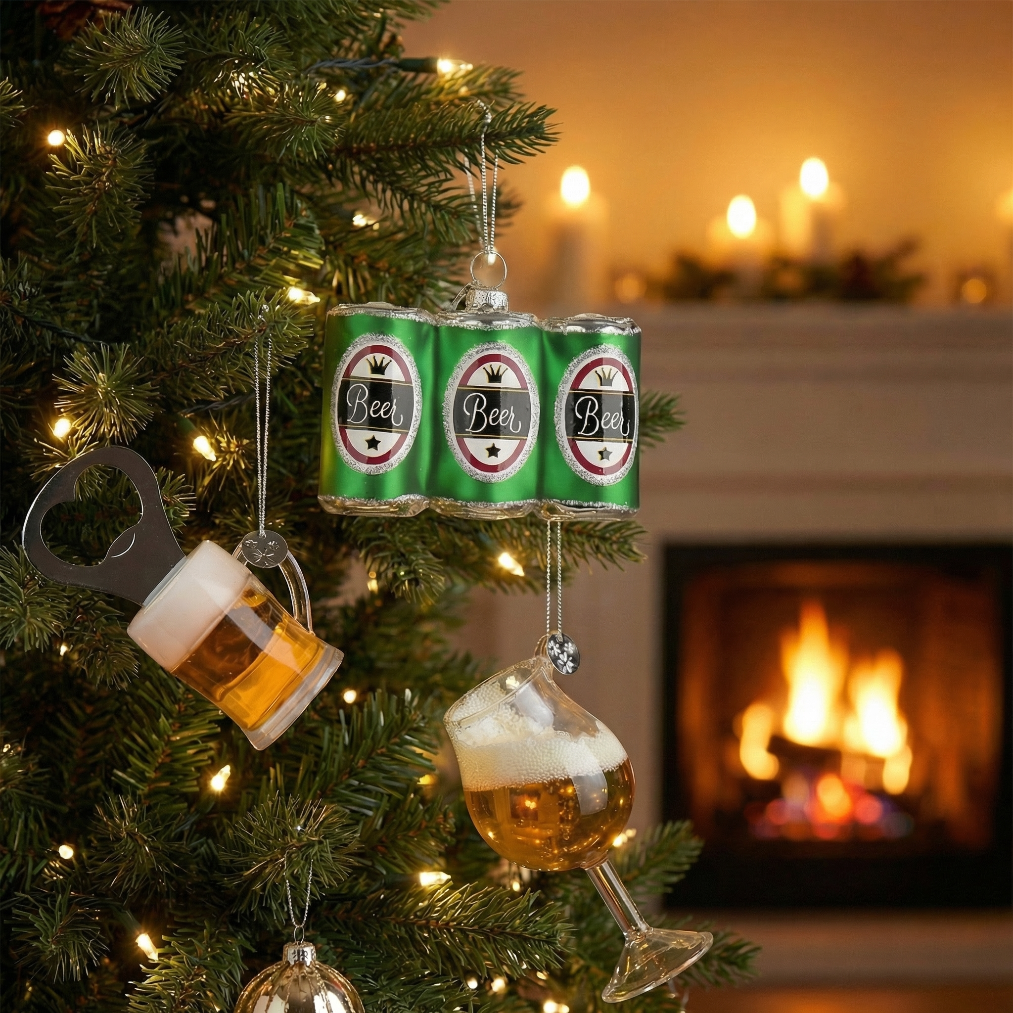 Baumschmuck Bierdosen, Bierglas und Bieröffner am Baum dekoriert