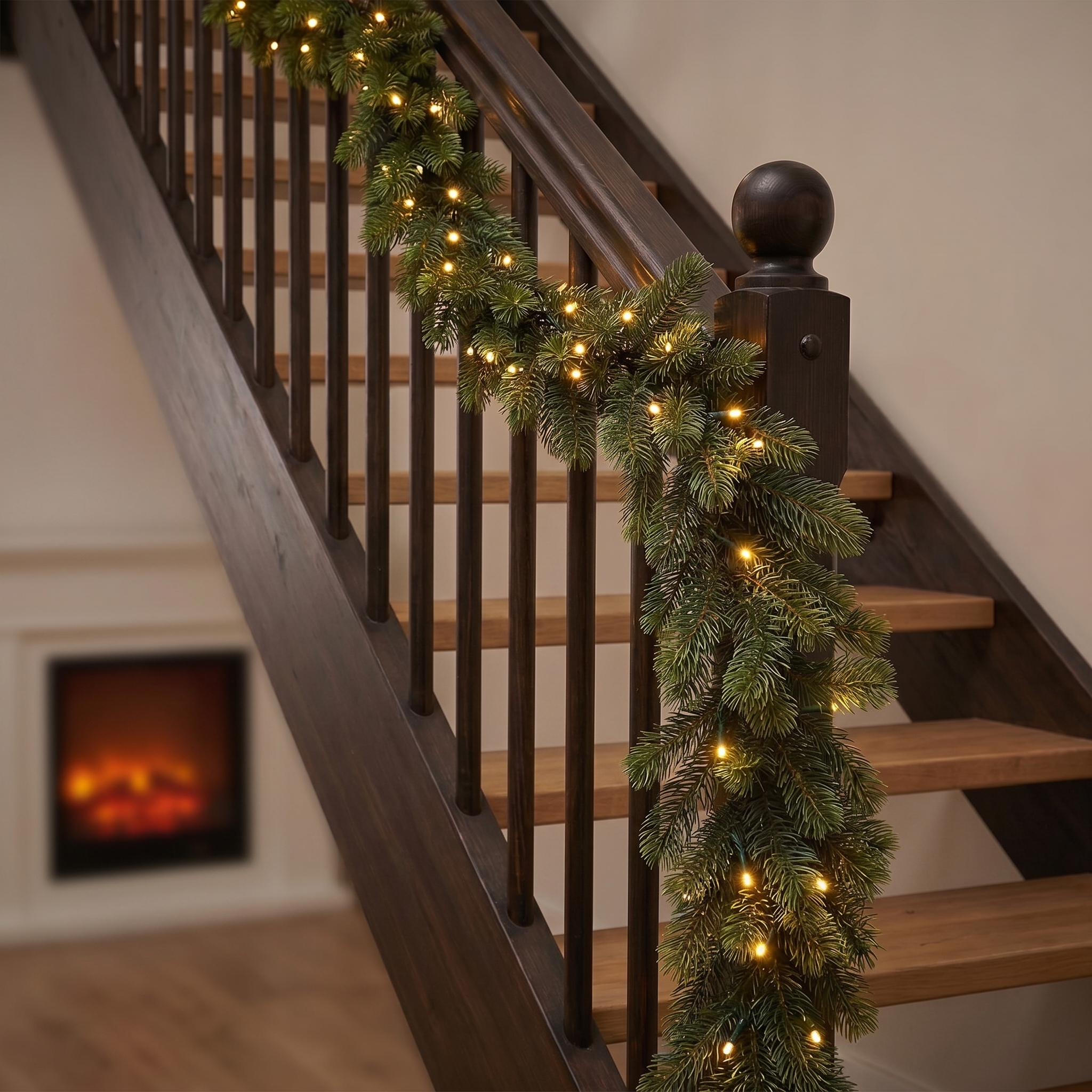 Winterliche Tannengirlande natürlich in Grün mit LED, für den indoor Gebrauch, Größe 270 x 30 cm, am Treppengeländer befestigt