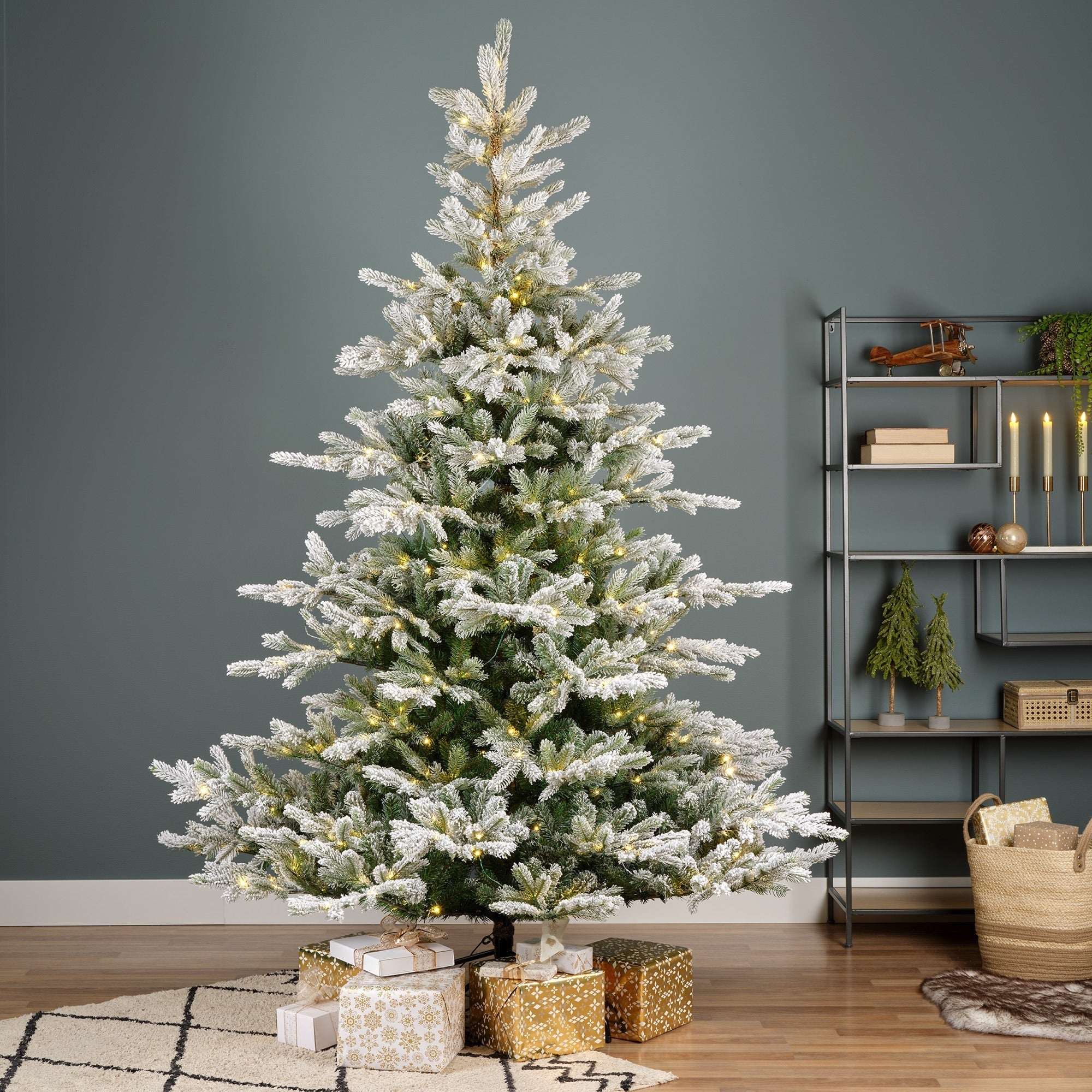 Premium Tanne "Grandis Fir" verschneit mit warmweißer Beleuchtung – 240 cm - Amiras Zauber