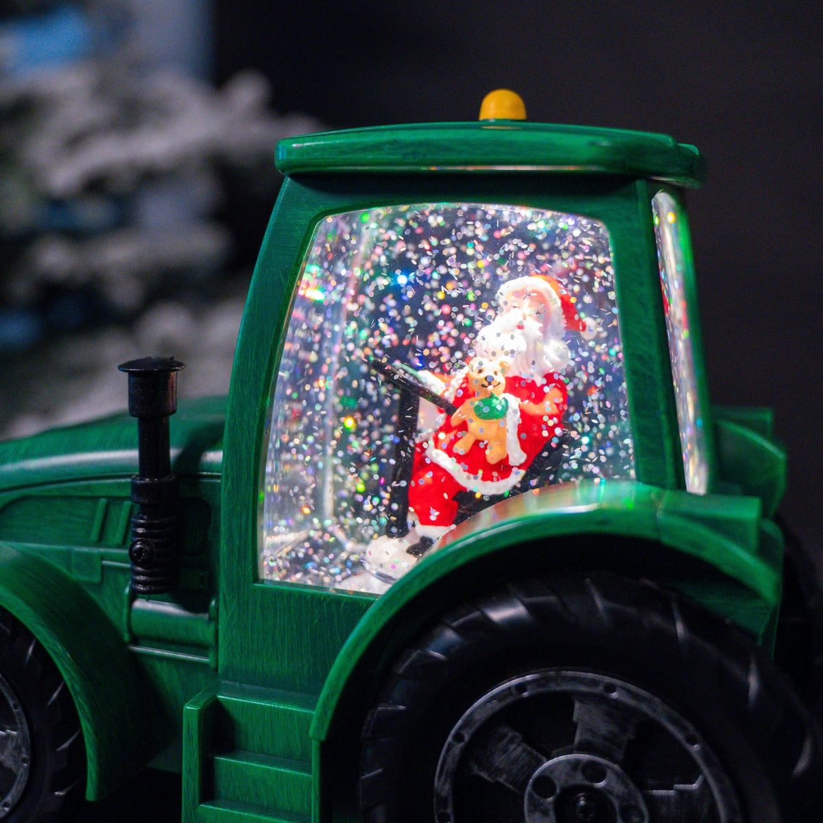 Traktor "Santa on Tour" mit Schneeeffekt (17 x 22 x 11,3 cm) - Amiras Zauber
